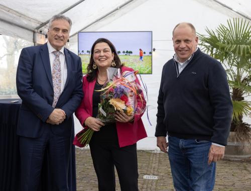 Wethouder Kees Poortvliet met Coen en Marianne van den Hoek